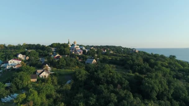 Vista aerea Chiesa in piccola città . — Video Stock