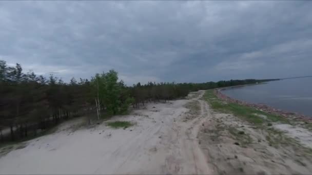 Drohnenrennen. Überfliegen der Küstenlinie. — Stockvideo