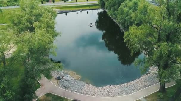Légiói kis zöld tó kisszoknya a város. Repülést. — Stock videók