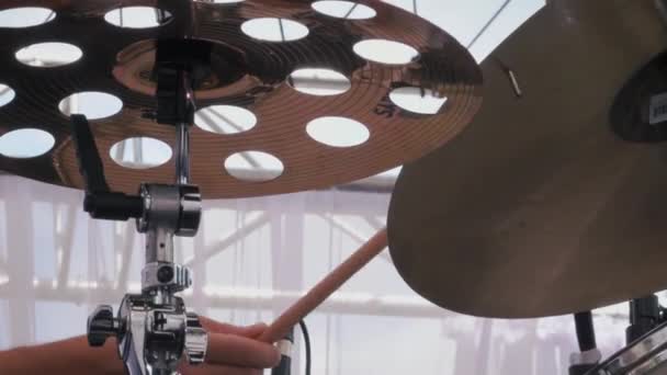 フェスティバルでドラムを演奏するミュージシャン — ストック動画