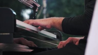 Piyano çalıyor. Close. Müzikal tema. Konser programı.