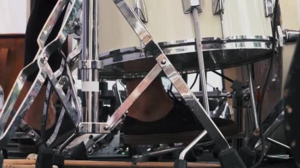 Drummers voet in sneakers verplaatsen bass drum-pedaal — Stockvideo