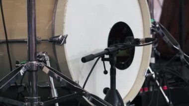 Bas davul iş başında. Bas davulunda tek tekmeler. Yakın çekim görüntüleri. Yavaş çekim.