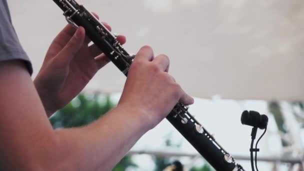 Movimento lento. Músico toca clarinete em um festival de música — Vídeo de Stock