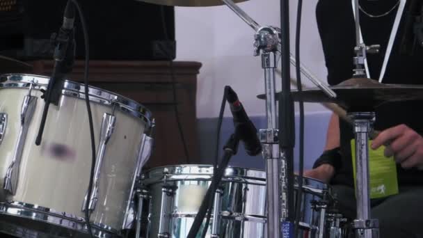 Scatto al rallentatore di un musicista che si esibisce alla batteria al festival — Video Stock