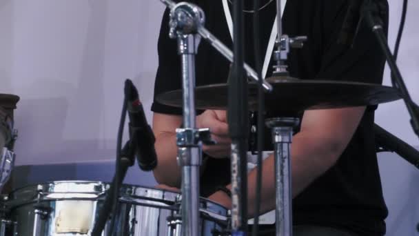 音乐家在音乐节上在鼓上表演的慢动作镜头 — 图库视频影像