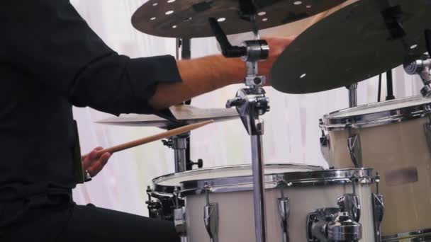 Slow Motion shot van een muzikant die presteert op drums op Festival — Stockvideo