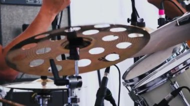 Festivalde davul da sahne yapan bir müzisyenin yavaş çekim çekimi