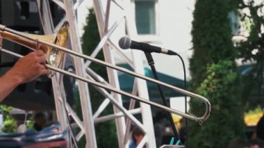 Müzisyenlerin yavaş çekim konserde trombon üzerinde oynuyor.