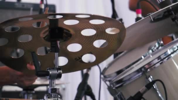 Медленный кадр музыканта, играющего на барабанах на фестивале — стоковое видео