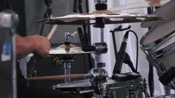 Повільний рух музиканта, що виконує на барабанах на фестивалі — стокове відео