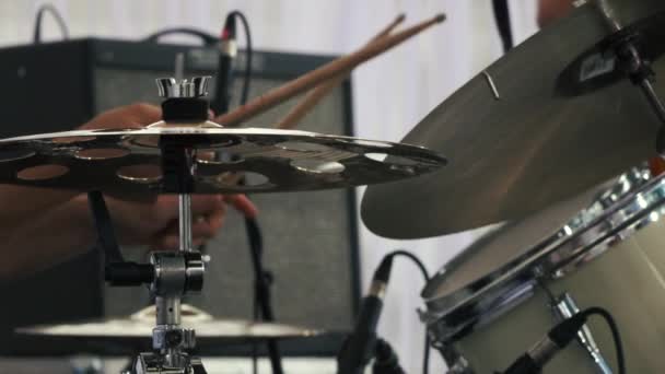 Slow Motion shot van een muzikant die presteert op drums op Festival — Stockvideo