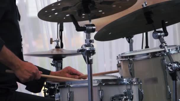 Filmagem em câmera lenta de um músico tocando bateria no festival — Vídeo de Stock