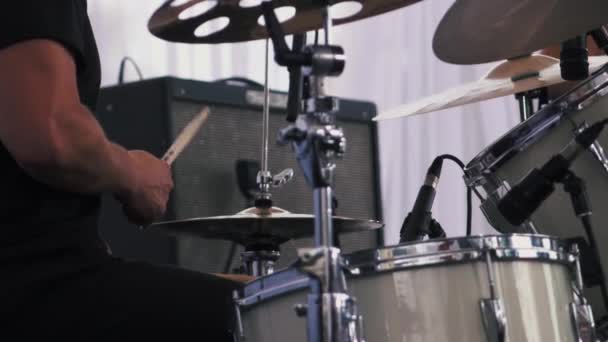 Pomalý pohyb hudebníka na bubny na festivalu — Stock video