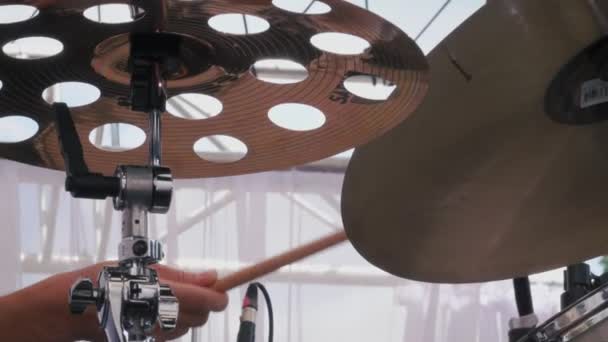 Schlagzeuger schlägt auf Trommelbecken auf dem Festival. Zeitlupe — Stockvideo