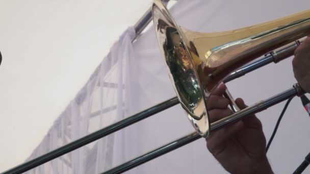 Slow Motion shot van muzikanten speelt op trombone in concert. — Stockvideo