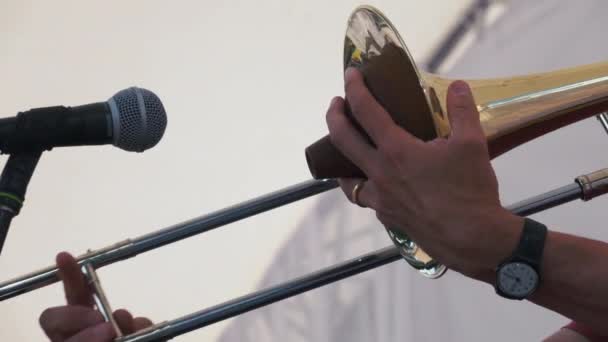 Slow Motion shot van muzikanten speelt op trombone in concert. — Stockvideo