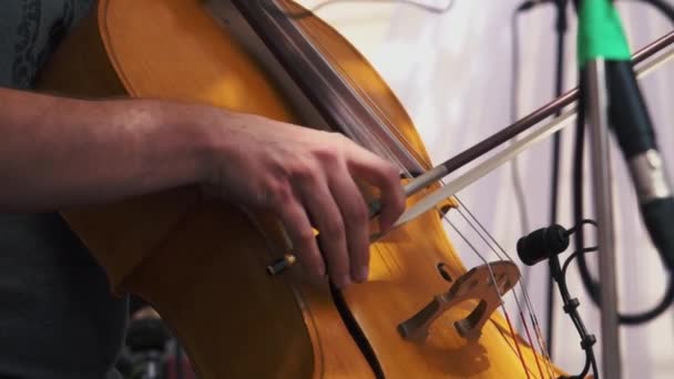 スローモーション。ジャズコンサートで演奏するチェロ奏者 — ストック動画