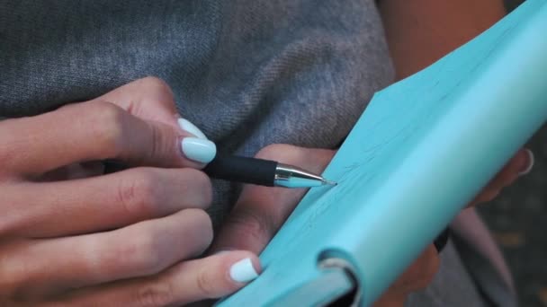 女孩在纸上画一支钢笔。时装设计师画画和绘画。特写 — 图库视频影像