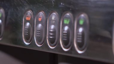 Kahve makinesi düğme paneli. Barista basın düğmesi.
