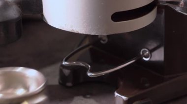 Kahve öğütme makinesinden taze kahve yükleme