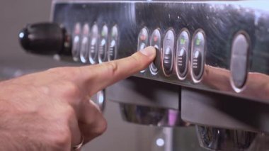 Kahve makinesi düğme paneli. Barista basın düğmesi.