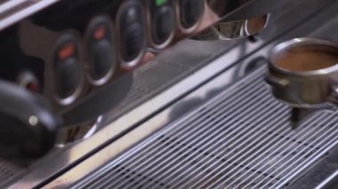 Kahve makinesi kağıt bardakta çift espresso yapma.