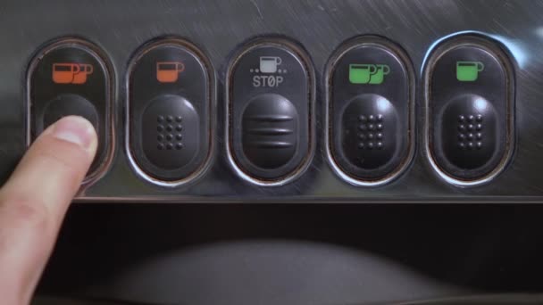 Kahve makinesi düğme paneli. Barista basın düğmesi. — Stok video