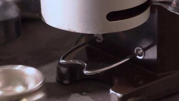 Carregando café fresco da máquina de moagem de café — Vídeo de Stock