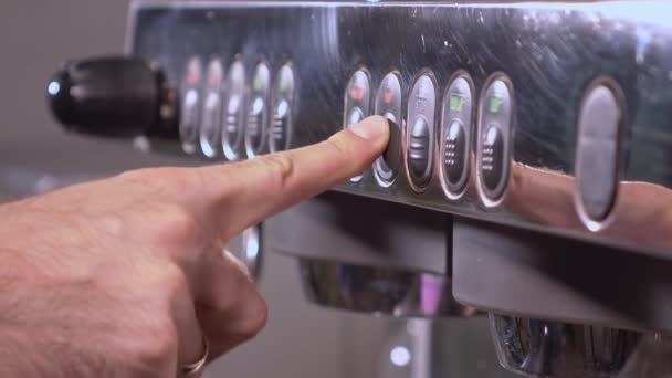 Kaffeemaschine Knopfleiste. Barista drückt Taste. — Stockvideo