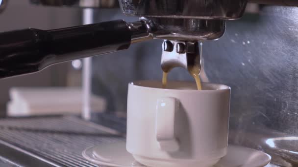 Kaffemaskin som lager dobbel espresso – stockvideo