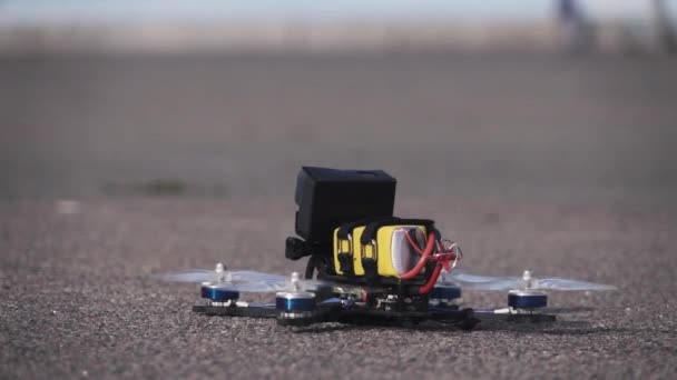 FPV racing drone decolla dalla superficie dell'asfalto — Video Stock