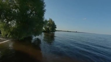 Fpv Drone yarış görünümü. Deniz ve kıyı şeridi üzerinde dinamik uçuş