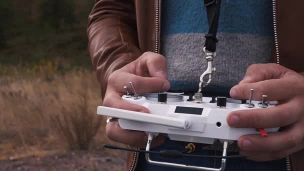 FPV drone racer tenendo il telecomando da vicino — Video Stock