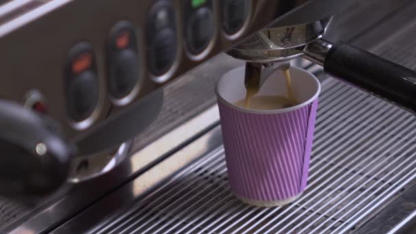 Кофеварка делает двойной эспрессо в бумажной чашке — стоковое видео