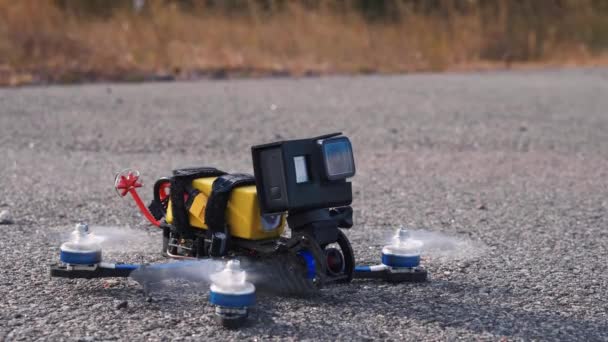 Fpv 赛车无人机从沥青表面起飞 — 图库视频影像