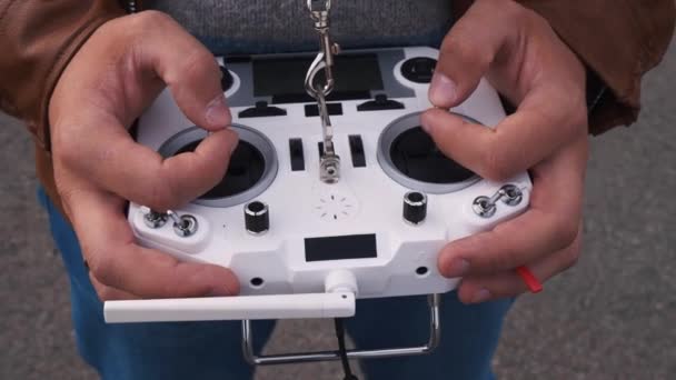 FPV drone racer manteniendo el control remoto de cerca — Vídeo de stock