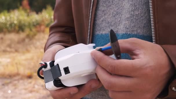 Piloto de drones FPV sujeta la antena a las gafas — Vídeos de Stock