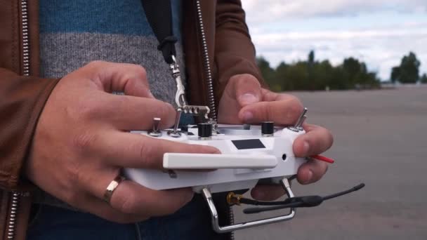 FPV drone racer manteniendo el control remoto de cerca — Vídeos de Stock