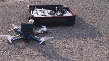 Fpv drone yarış, denetleyici ve gözlük kutusunda asfalt üzerinde yalan