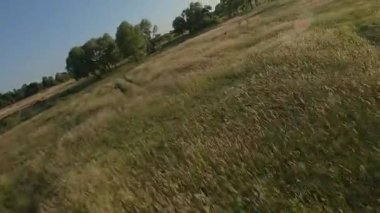 Fpv Drone yarış görünümü. Toprak yol ve tarlalar üzerinde dinamik uçuş