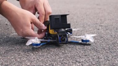 Fpv drone pilotu drone pil bağlanır