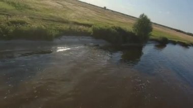 Fpv Drone yarış görünümü. Deniz ve kıyı şeridi üzerinde dinamik uçuş