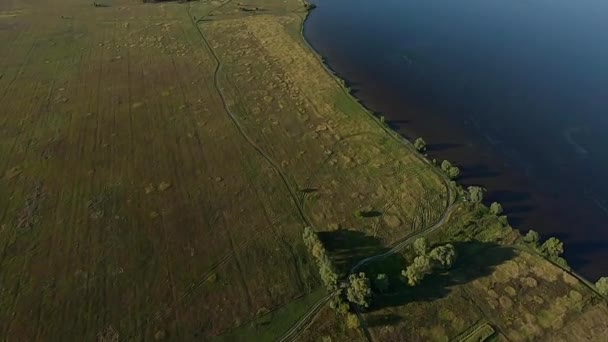 FPV Drone vue de course. Chute libre rapide sur le littoral et le champ 