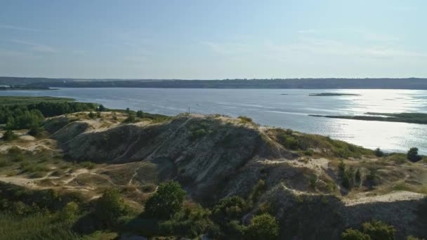 Luchtfoto drone beelden. Vlieg over zandeiland met kruis op Top Hill — Stockvideo