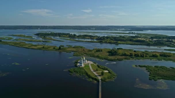Légi drone felvételeket. Repülni keresztény templom a szigeten a Dnipro folyón — Stock videók