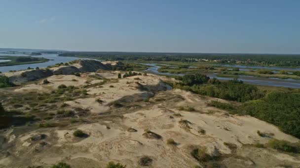 Imágenes aéreas de aviones no tripulados. Volar sobre la isla de arena en el río Dnipro — Vídeos de Stock