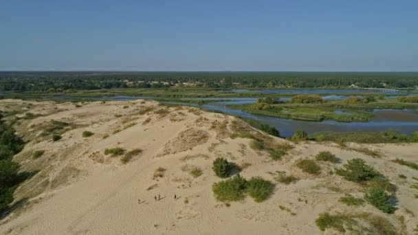 Zdjęcia z dronów lotniczych. Latać nad piaskiem wyspy z Kościołem na tle — Wideo stockowe