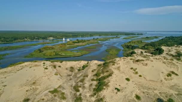 Відеозапис безпілотника. Літати над піщаним островом з церквою на фоні — стокове відео