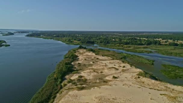 Drohnenaufnahmen aus der Luft. Flug über Sandinsel auf dem Fluss Dnipro — Stockvideo